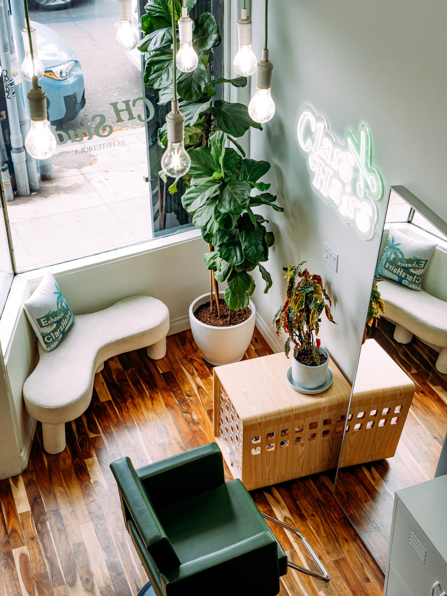 Chair for rent in sunny echo park hair salon! 4